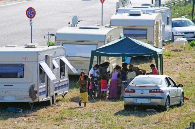 WCENTER 0WLICCSFMC - ( cognigni mauro - campo nomadi via Gronchi2.jpg )