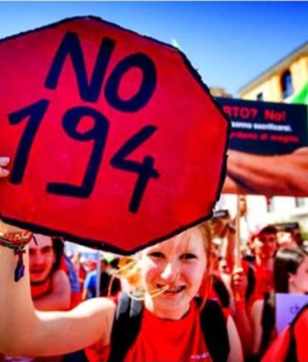 Continua la guerra tra femministe e antiabortisti
