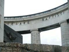 Profughi non puliscono, degrado al mausoleo di Cesare Battisti a Trento – a ripulire è CasaPound