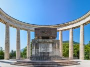 Siringhe e degrado al Mausoleo di Battisti a Trento, Castaldini: l’inutilità dei profughi custodi
