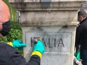 CasaPound rimette il tricolore al confine del Brennero ripulendo il cippo vandalizzato dai secessionisti