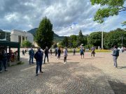 Mascherine tricolori in 80 piazze. Un centinaio a Trento e Bolzano. A Roma in centinaia sotto palazzo Chigi