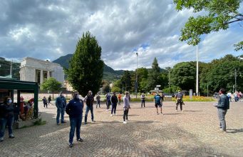 Mascherine tricolori in 80 piazze. Un centinaio a Trento e Bolzano. A Roma in centinaia sotto palazzo Chigi