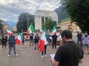 Migliaia di italiani in piazza per il quinto sabato di protesta delle Mascherine Tricolori. A Roma sotto Montecitorio