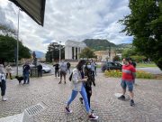 Mascherine tricolori in piazza a Bolzano e Trento contro il governo Conte