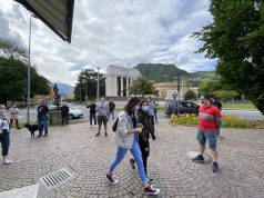 Mascherine tricolori in piazza a Bolzano e Trento contro il governo Conte