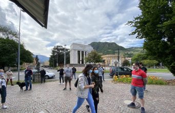 Mascherine tricolori in piazza a Bolzano e Trento contro il governo Conte