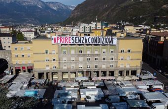#Apriresenzacondizioni, gigantesco striscione di CasaPound a Bolzano (VIDEO)